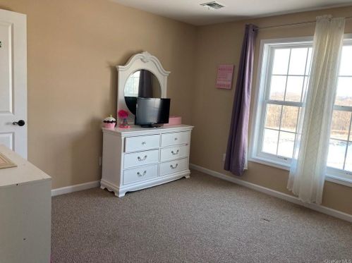 8 Summit Dr, Marlborough NY  12542-6408 exterior