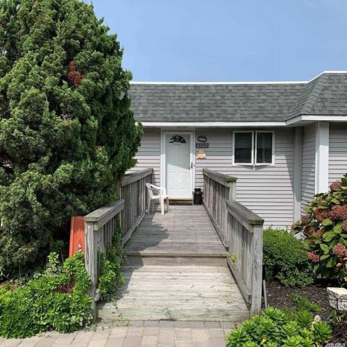 1703 Bluffs Dr, Baiting Hollow, NY 11933-1286