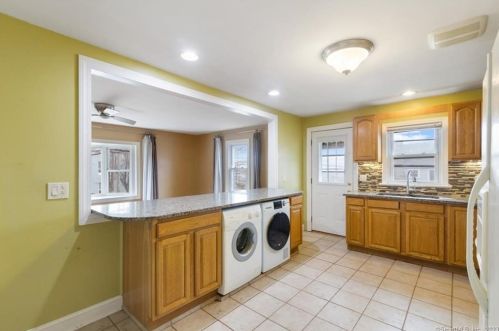 18 Phillips St, United States Coast Guard Ac CT  06320-2619 exterior