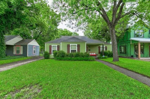 3833 Englewood Ln, Fort Worth, TX 76107-1027