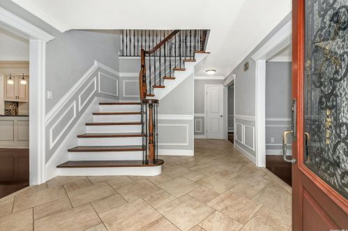 75 Stonehurst Ln, Huntington Station, NY 11746-7929