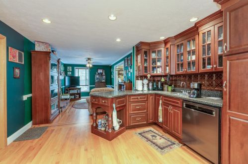 4 Rockwood Ln, Londonderry NH  03053-6104 exterior