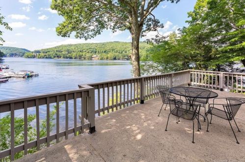 27 Bridge Rd, Upper Stepney CT  06468-2928 exterior