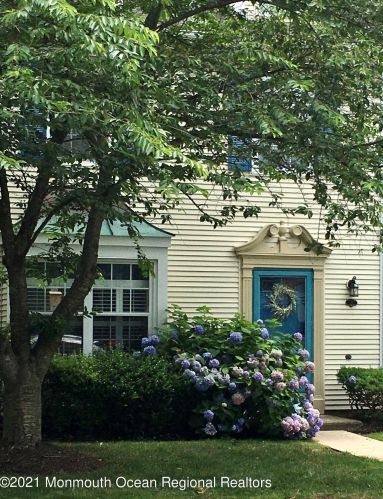 10 Preakness Ct, Tinton Falls, NJ 07724-3812