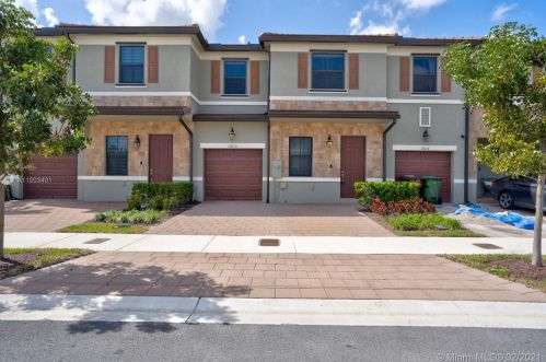 10010 32nd Ln, Hialeah, FL 33018-1703