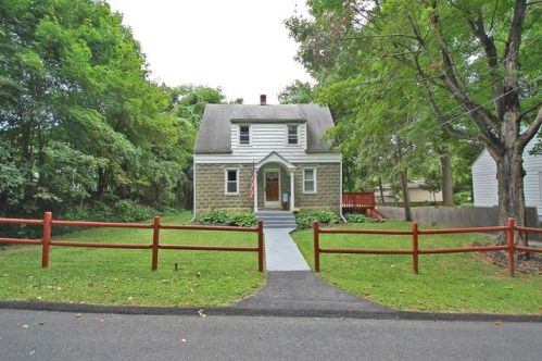 5 Summit Ave, Poughkeepsie, NY 12601-1409