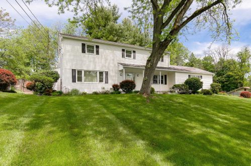 11 Tanglewood Dr, New Hamburg, NY 12590-1221