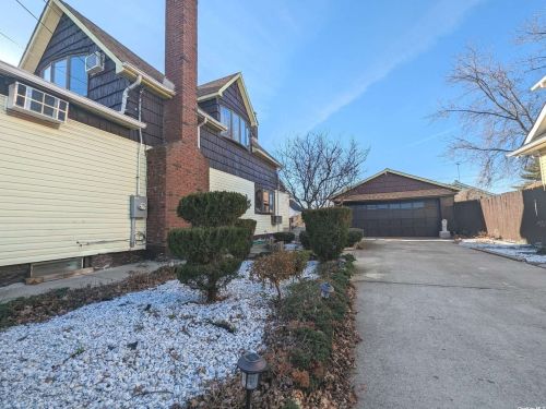 261 Gotham Ave, Floral Park NY  11003-2105 exterior