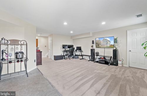 317 Baish Dr, Leesburg VA 20175-6149 exterior