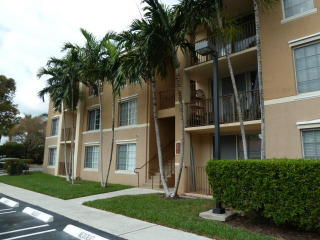 107 Villa Cir, Boynton Beach FL  33435-8902 exterior