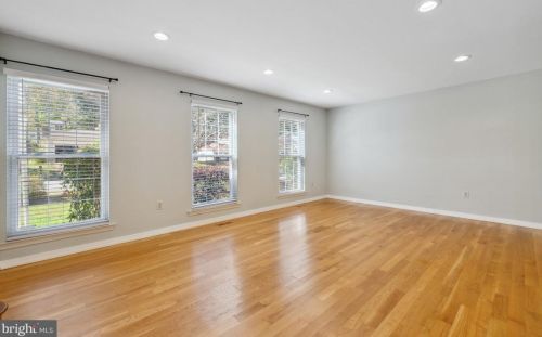 11831 Parliament Dr, Woodbridge VA  22192-1006 exterior