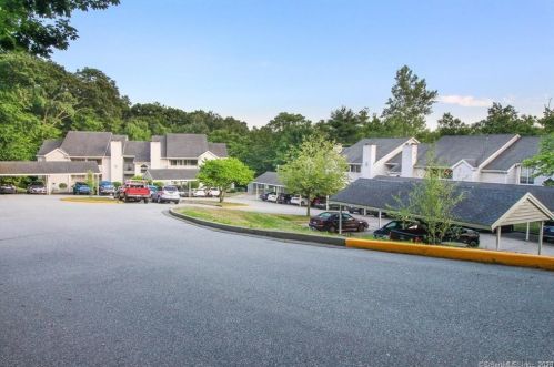 31 Chase Oak Ct, Groton, CT 06340-6284
