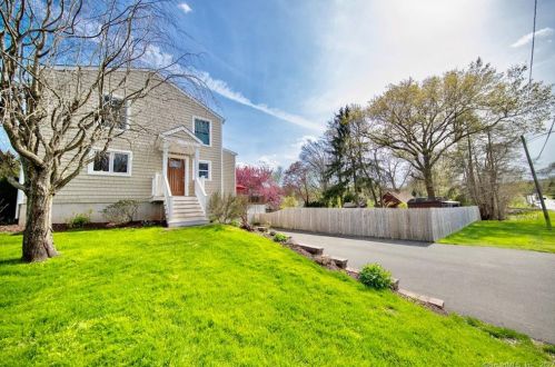 7 Edgewood Dr, Middletown CT 06457-3508 exterior