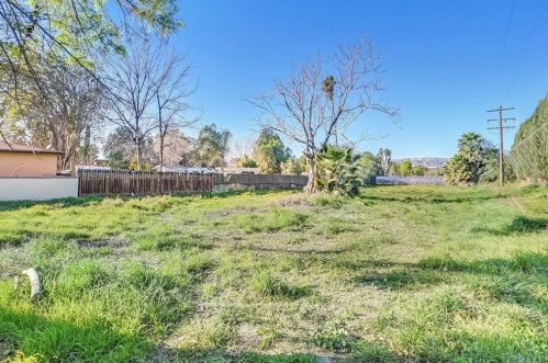 561 Royal Ave, Simi Valley CA  93065-4246 exterior