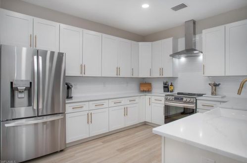 7579 Berkshire Pines Dr, Naples FL  34104-9445 exterior