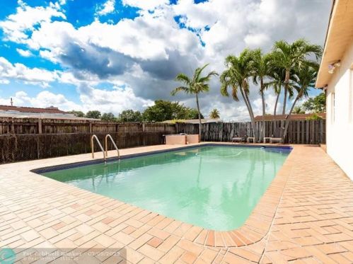 934 72nd St, Hialeah FL  33014-5226 exterior