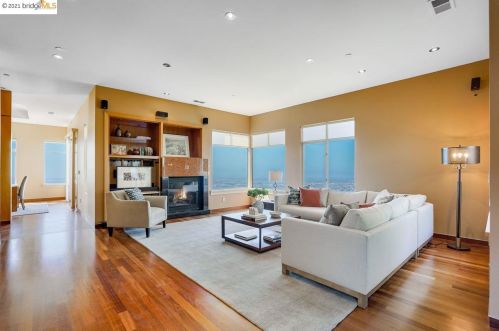 13349 Campus Dr, Oakland CA  94619-3709 exterior