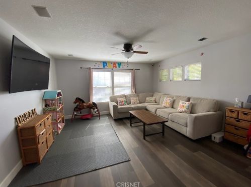 23037 Weymouth Pl, Santa Clarita CA  91354-2040 exterior