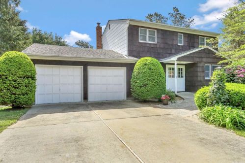 395 Pond Rd, Bohemia, NY 11716-3412