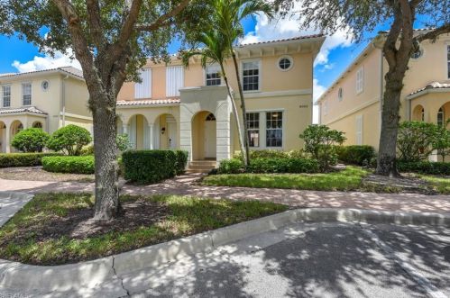 6052 Towncenter Cir, Naples, FL 34119-9556