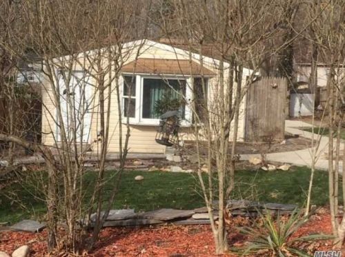 3 Meroke Trl, Panamoka, NY 11961-2280