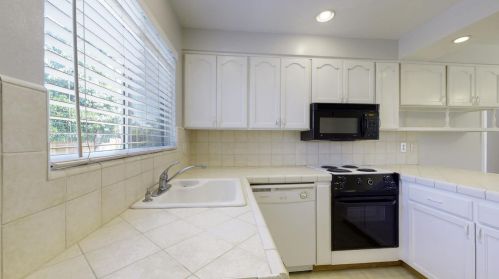 420 Sherwood Dr, Gilroy CA  95020-4221 exterior