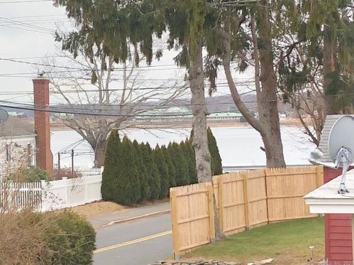 9 3rd Ave, Waterford, CT 06385-1819