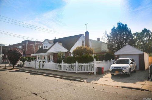 18 Evans St, New Hyde Park, NY 11040-2021