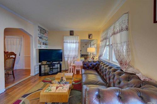11 Gene Ln, Floral Park, NY 11003-3614