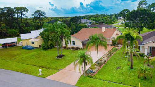 374 Glentry Ave, Fort Pierce, FL 34983-1290
