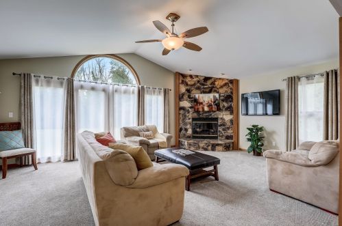 9435 Huntington Dr, Thiensville, WI 53097-3818
