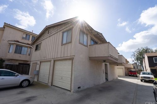 7872 Holt Dr, Huntington Beach, CA 92647-3771