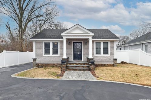 1046 Sullivan St, Bayshore, NY 11706-2616