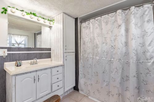 180 Grenville St, Woodbridge NJ  07095-1834 exterior