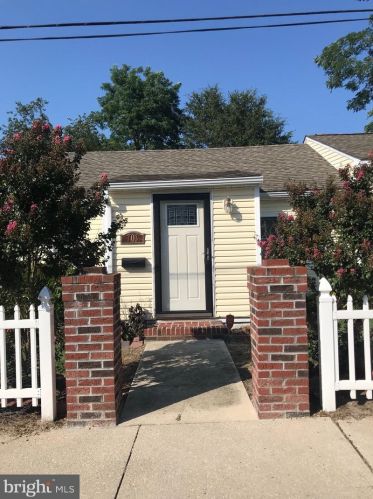 703 7th St, Laurel, DE 19956-1309