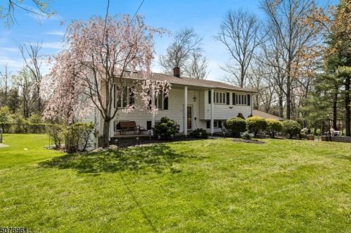 716 Van Nest Dr, Martinsville, NJ 08836-2205