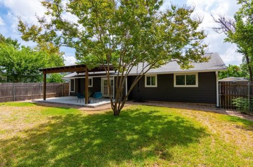 8016 Briarwood Ln, Austin TX 78757-6929 exterior