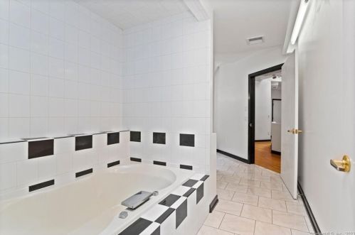 15 Sky Line Dr, Bridgeport CT  06612-1057 exterior