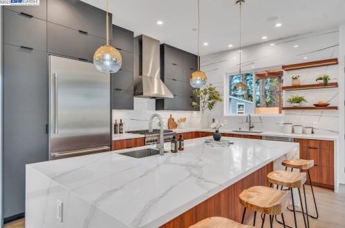 19525 Forest Ave, Hayward CA  94546-3519 exterior