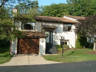 645 Montroyale Dr, Erie, PA 16504-2617