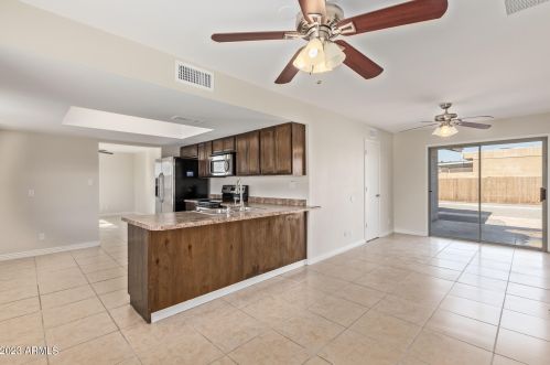 2230 Charter Oak Rd, Phoenix, AZ 85029-2711