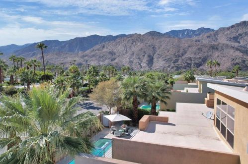 915 Oceo Cir, Palm Springs CA  92264-0330 exterior