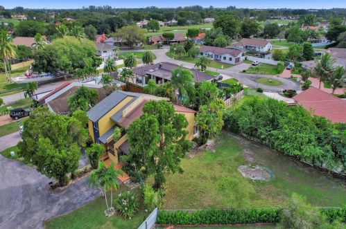 7692 Oakmont Cir, Hialeah FL  33015-2046 exterior