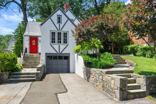 22 Woodledge Rd, Stamford, CT 06907-1701