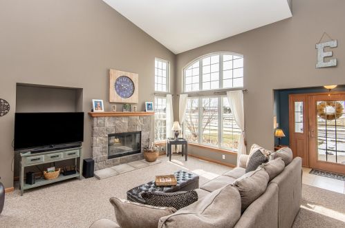 706 Stoecker Farm Ave, Mukwonago, WI 53149-8277
