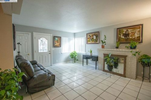 26557 Hickory Ave, Hayward, CA 94544-3117