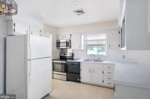 13640 Aden Rd, Nokesville, VA 20181-2815