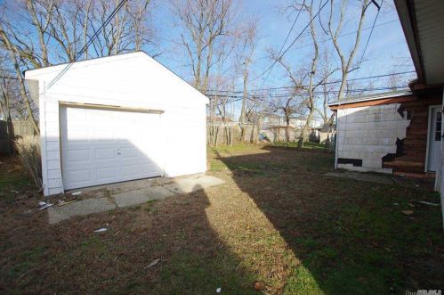 16 Emerald Ln, Amityville, NY 11701-2012