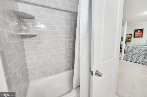 6917 Kingwood Dr, Falls Church VA  22042-3809 exterior