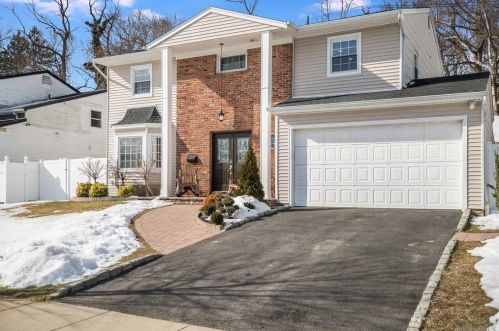 9 Allen Dr, Matinecock, NY 11560-1201